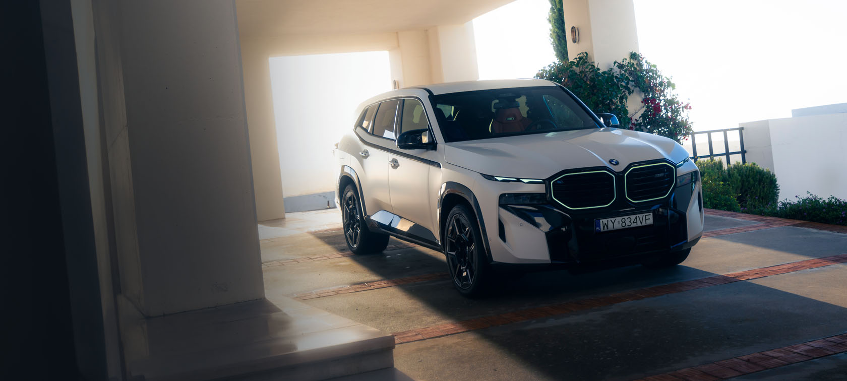 BMW XM zaparkowane w garażu